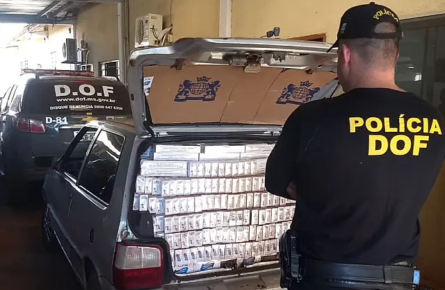 Veículo carregado com 1.800 pacotes de cigarro contrabandeados é apreendido