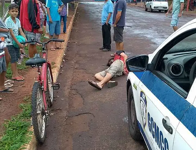 Criança é socorrida em estado grave ao ser jogada de cabeça no chão por desconhecido