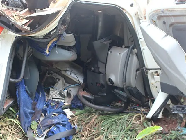 Caminhão com botijões de gás tomba e condutora fica ferida em MS