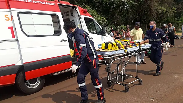 Criança atropelada por caminhão é socorrida em estado grave