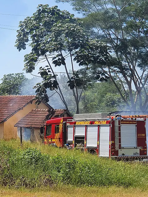 Corpo de bombeiros é acionado para combater incêndio em Aquidauana