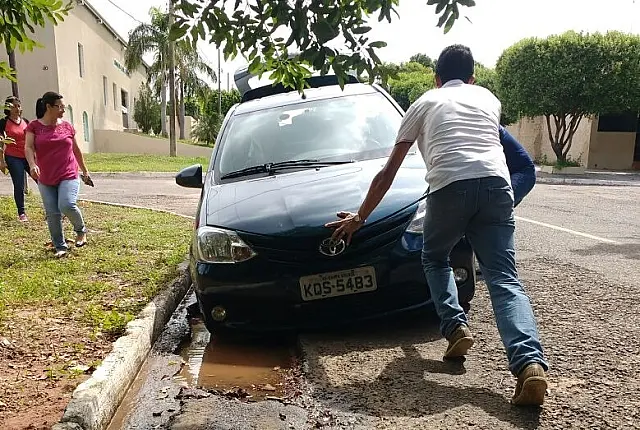 Em Anastácio, carro fica preso em buraco e motoristas se mobilizam para prestar socorro