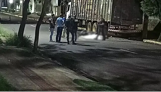 Motociclista bate em caminhão parado e morre em Campo Grande