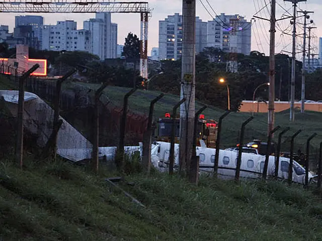 Avião que saiu da pista em Congonhas continua caído