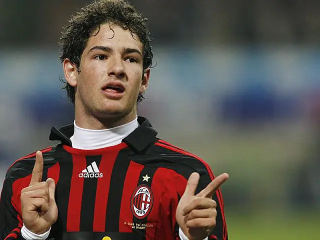 Nova lesão põe em cheque o futuro de Alexandre Pato