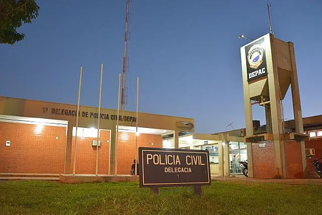 Namoradas são agredidas em sala de aula com chutes e cadeiradas por aluna