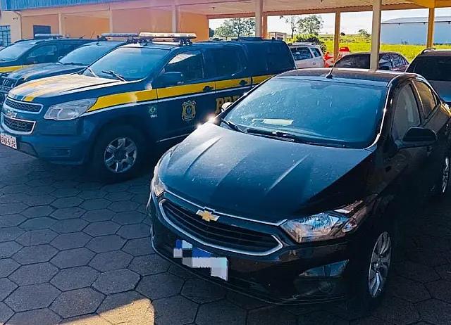 PRF recupera carro furtado e prende motorista na BR-267