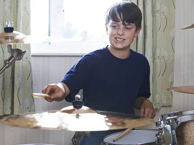 Estudar música na adolescência estimula a linguagem e a audição