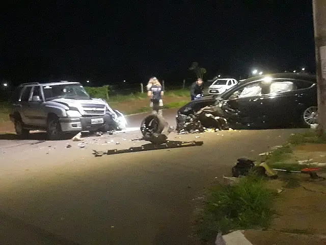 Motorista fica presa às ferragens após batida em Campo Grande
