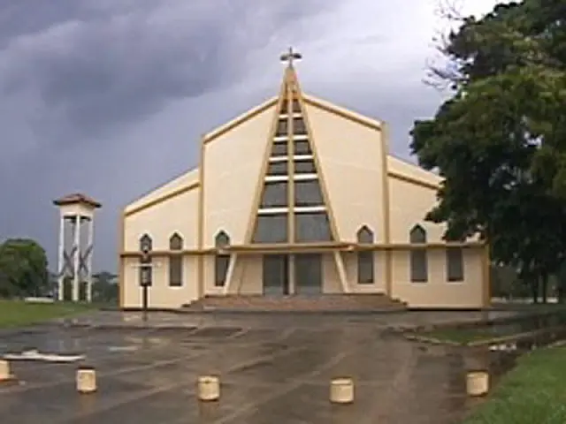 Menina é expulsa de igreja após discordar do padre em reunião