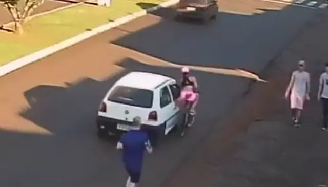 Vídeo: jovem fica ferida ao cair de bicicleta após assédio