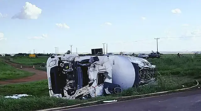 Motorista sofre ferimento após tombar em caminhão com combustível