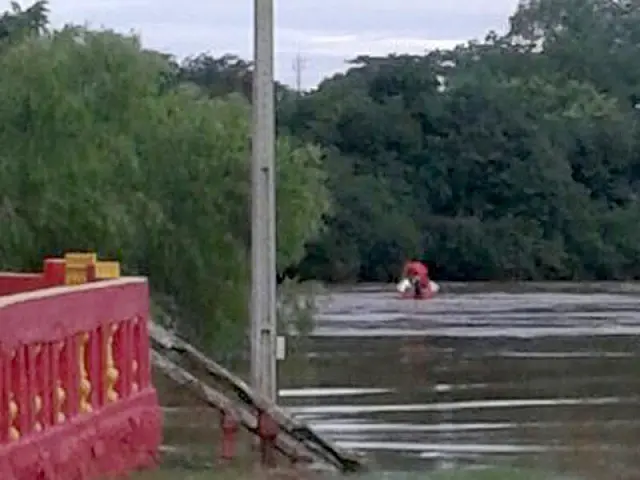 Em plena enchente, homem tenta suicídio e pula da Ponte Velha