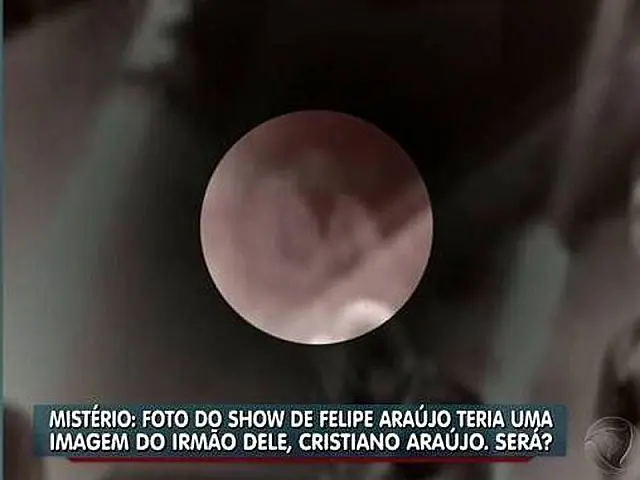 Foto mostra suposta aparição de Cristiano Araújo na estreia do irmão nos palcos