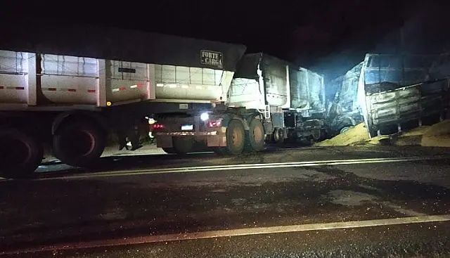 Acidente entre carretas e motociclista deixa um morto na BR-163