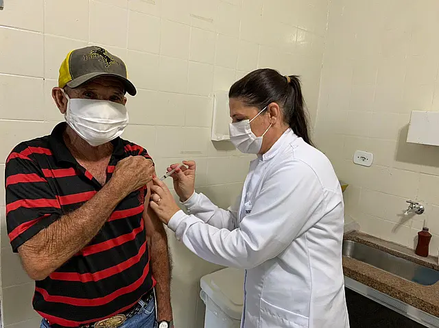 Idosos a partir de 74 e profissionais de saúde serão imunizados nesta Sexta-Feira