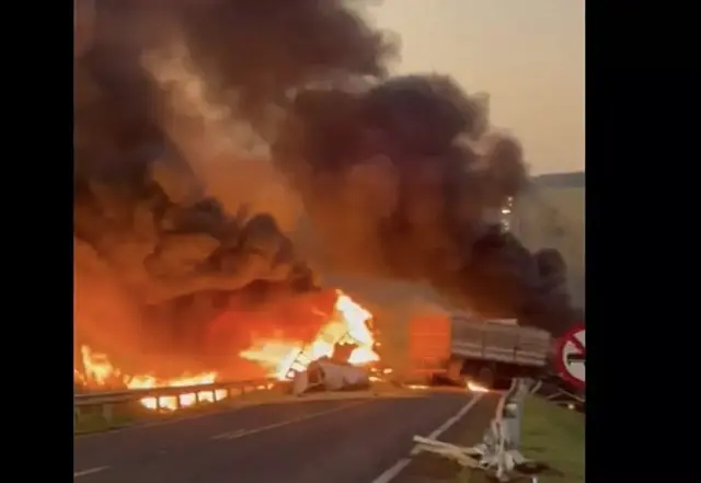 Colisão entre carretas deixa 2 mortos na BR-163