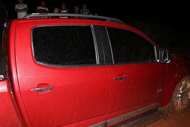 Dois são executados a tiros e um dos corpos é abandonado em caminhonete na fronteira de MS