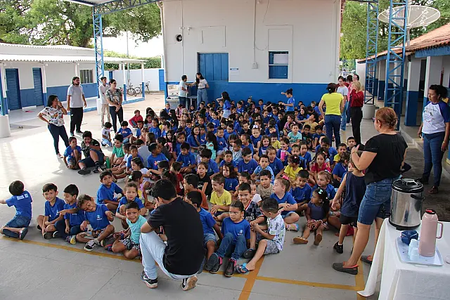 Anastácio inicia entrega de uniformes escolares para alunos da rede municipal