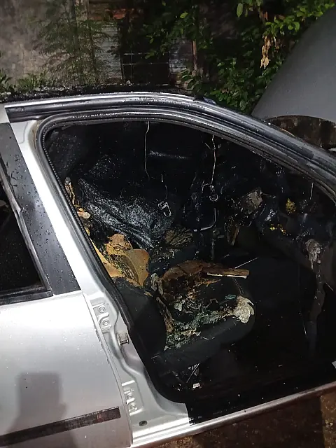 Incêndio em veículo é controlado por vizinhos durante a madrugada em Corumbá