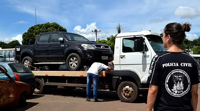 Veículos e motocicletas são removidos do pátio da Defurv para leilão