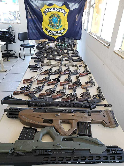 PRF faz apreensão de 50 armas de fogo e mais de 2 mil munições em MS