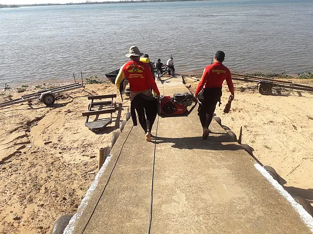 Em força tarefa, bombeiros buscam pescador que caiu de barco no Porto Caiuá