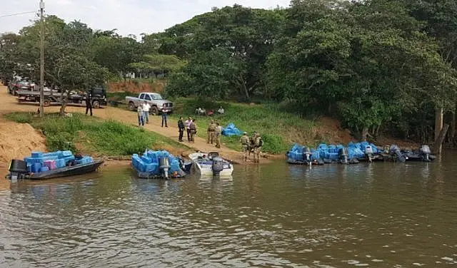 Sete lanchas são apreendidas com 125 mil maços de cigarro no rio Paraná