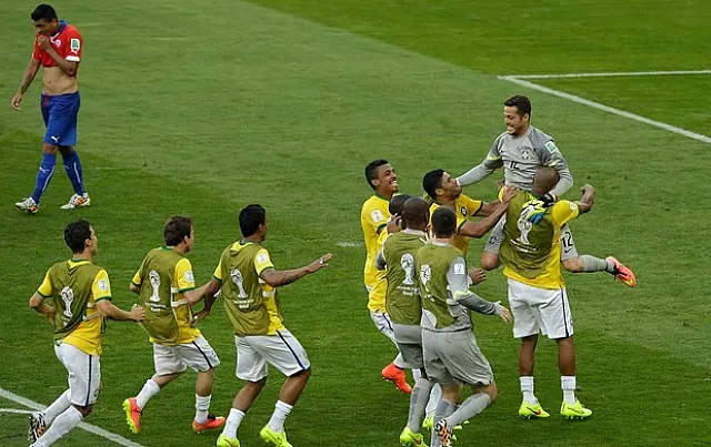 Julio César pega dois pênaltis, Chile bate na trave, e Brasil vai às quartas