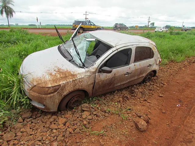 Ao tentar evitar colisão, motorista capota na BR-163