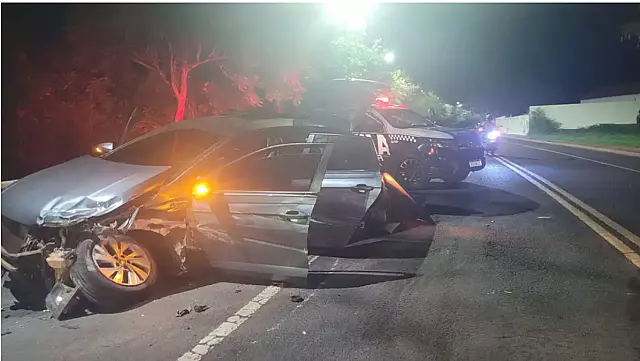Rapaz é preso por porte ilegal de arma ao tentar fugir da PM e destruir carro em guard rail