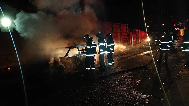 Carro é completamente destruído pelas chamas no Cristo Rei