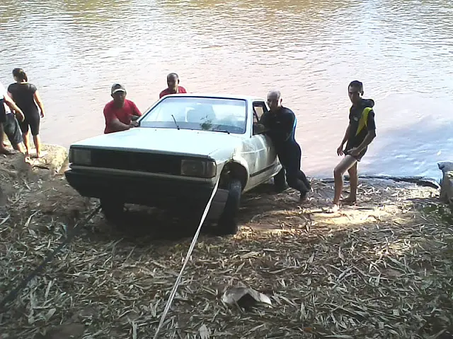Carro fica submerso no Rio Aquidauana, na região do Bairro Guanandy