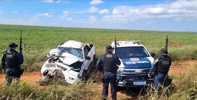 Motorista bate caminhonete roubada em trator durante fuga da PM na MS-141