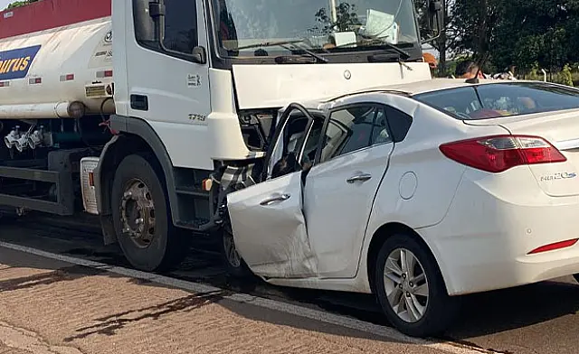 Acidente entre carreta e carro mata casal e bebê na BR-262