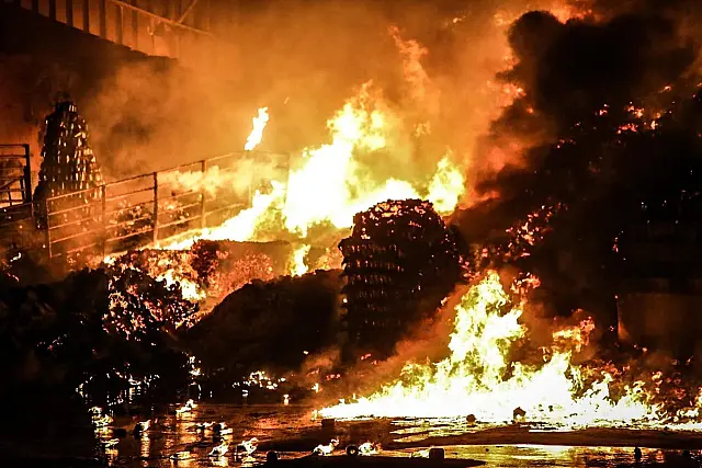 Incêndio de grandes proporções consumiu atacadista, em Campo Grande