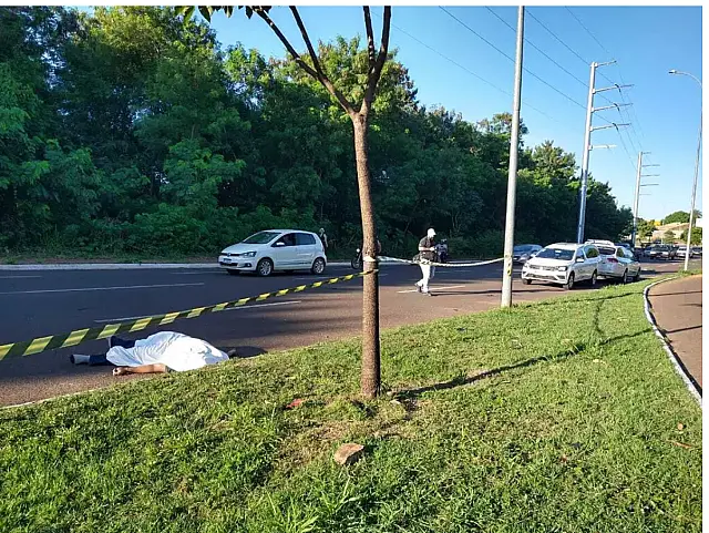 Jovem morre na hora ao bater moto em meio-fio