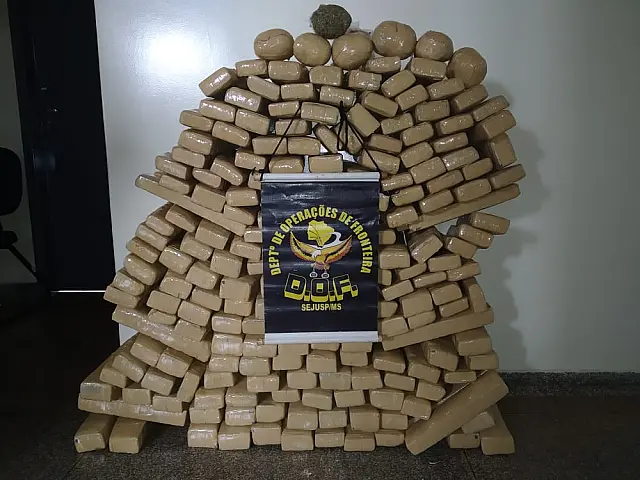 Policiais do DOF apreendem carro carregado com 185 kg de maconha