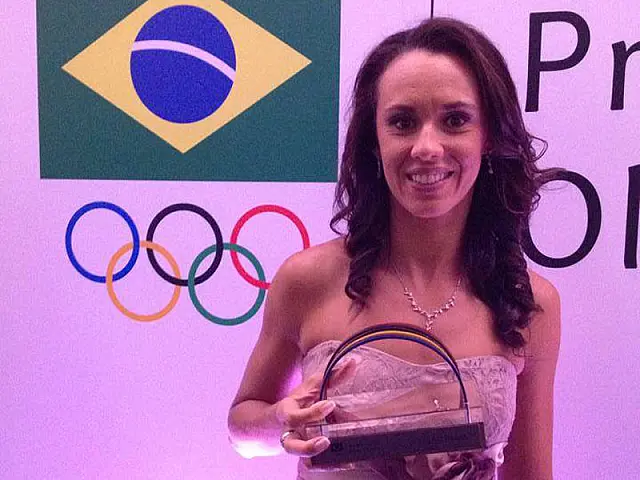 Aquidauanense Talita recebe troféu como melhor atleta de vôlei de praia do ano