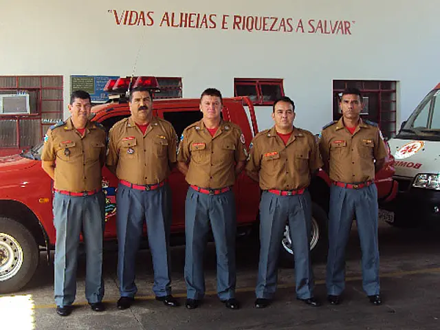 Quatro bombeiros são promovidos à graduação de primeiro-sargento