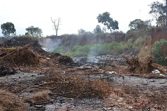 Moradores do Jardim Independência sofrem com queimadas no lixão