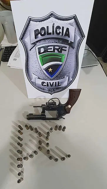 Jovem é presa por furtar revólver da casa de servidor estadual
