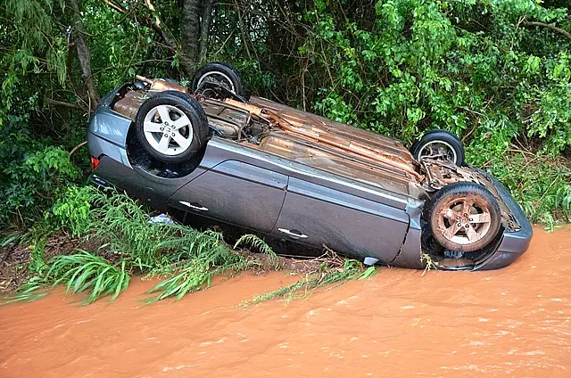 Carro capota após aquaplanagem na rodovia MS-276