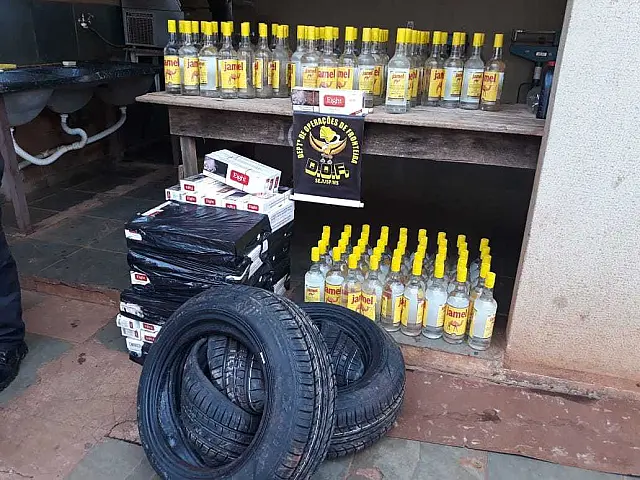 DOF apreende carro lotado de cachaça e cigarros contrabandeados em MS