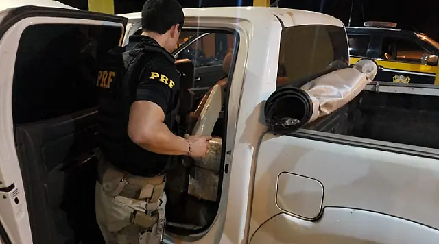 Com 320 kg de maconha, criminoso joga carro contra policiais e foge