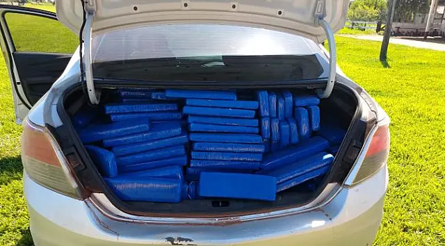 Polícia recupera veículos roubados e apreende 370 quilos de maconha
