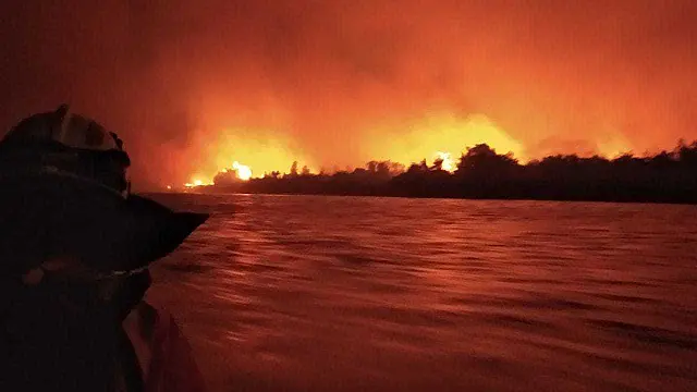 Vídeo: Fogo avança em direção a casas e escola e famílias ribeirinhas são evacuadas