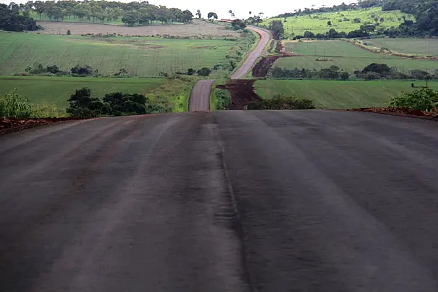 Corpo com sinais de violência é encontrado às margens de rodovia