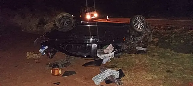 Carro com família capota após pneu estourar na BR-163, em Rio Verde