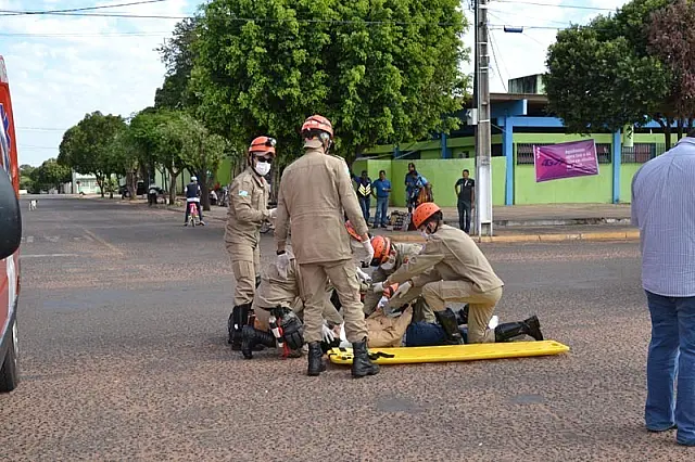 Condutora de moto fica ferida e veículo é recolhido em acidente